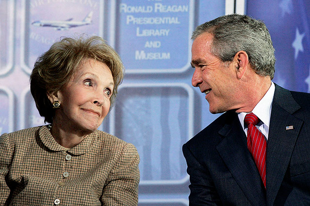 Nancy Reagan und George W. Bush