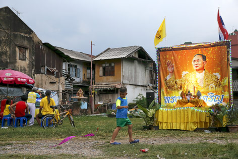 © Reuters/Jorge Silva Porträt von König Bhumipol steht in einer armen Gegend Thailands