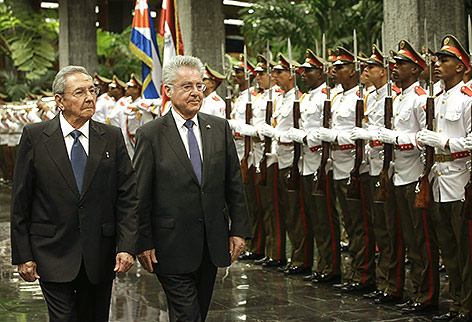 © APA/Bundesheer/Peter Lechner Der Präsident von Kuba Raul Castro Ruz und Bundespräsident Heinz Fischer