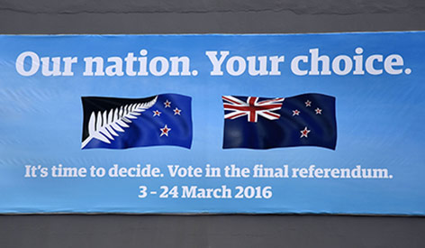 © AFP/Marty Melville Plakat zeigt zwei Varianten der Neuseeland-Flagge