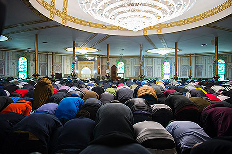 Menschen beten in einer Moschee