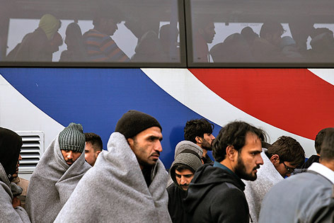 © Reuters/Alkis Konstantinidis Flüchtlinge auf Lesbos vor einem Bus