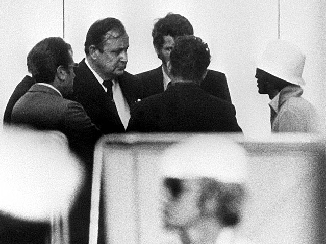 © APA/dpa/ Ein Terrorist spricht am 5.9.1972 im israelischen Teamquartier im Olympischen Dorf der Münchner Sommerspiele mit Bundesinnenminister Hans-Dietrich Genscher