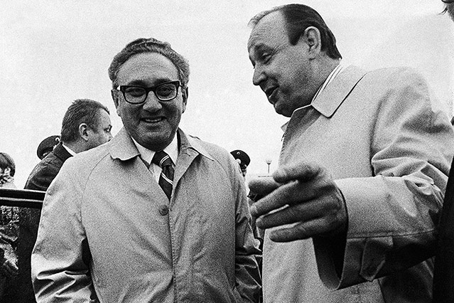 © AP/Klaus Schlagmann US-Außenminister Henry Kissinger und Deutschlands Außenminister Hans-Dietrich Genscher vor dem WM-Spiel Brasilien - Niederlande 1974 in Dortmund