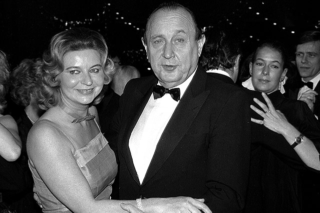 © AP/Claus Hampel Deutscher Ex-Außenminister Hans-Dietrich Genscher und seine Frau Barbara beim Filmball 1985 in München
