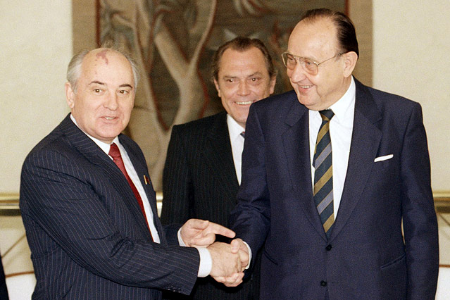 © AP/Boris Yurchenko Sowjet-Präsident Michail Gorbatschow trifft den deutschen Aussenminister Hans-Dietrich Genscher im Juni 1989 in der sowjetischen Botschaft in Bonn