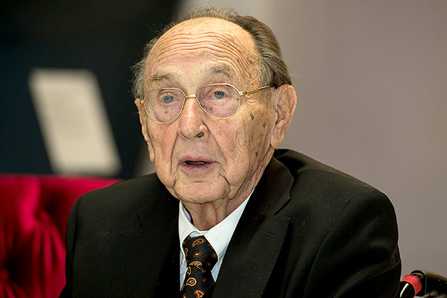 © APA/dpa/Sven Hoppe Deutscher Ex-Außenminister Hans-Dietrich Genscher Ende November 2015 bei der Verleihung des Querdenker-Awards in München