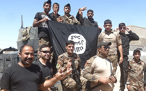 © Reuters/Osamah Waheeb Irakische Soldaten posieren mit IS-Flagge
