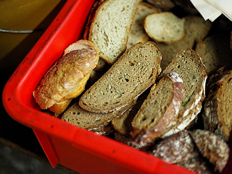 © ORF.at/Birgit Hajek Altes Brot in einer Kiste