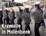 Polizisten während der Krawalle in Molenbeek