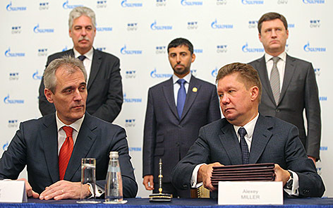 © picturedesk.com/TASS/Ruslan Shamukov Finanzminister Hans Jörg Schelling steht hinter OMV-Chef Rainer Seele und Gasprom-Chef Alexej Miller