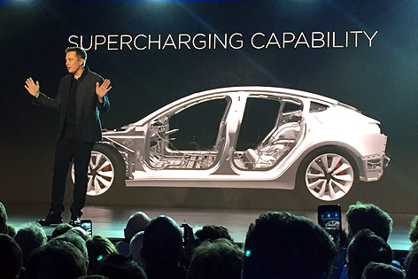 © AP/Justin Prichard Tesla-Chef Elon Musk bei der Präsentation des Modells 3