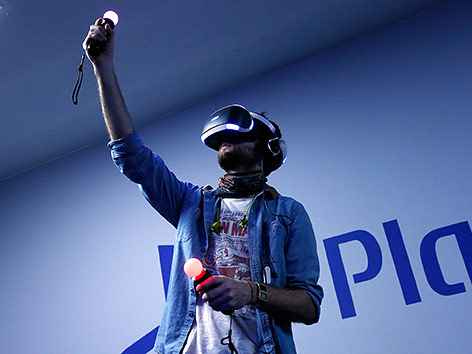 © Reuters/Benoit Tessier Mann mit PlayStation VR Headset und Move-Controllern