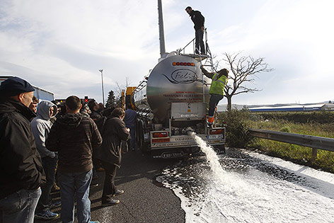 © APA/AFP/Raymond Roig Demonstranten lassen Wein von einem Tankwagen ab