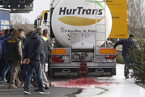 © APA/AFP/Raymond Roig Demonstranten lassen Wein von einem Tankwagen ab