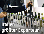 Mann verkostet Wein