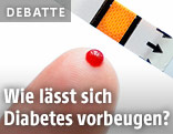 Jemand macht eine Blutzuckermessung
