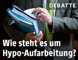 H&auml;nde halten Akten