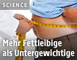 Arzt misst Bauchumfang eines fettleibigen Mannes