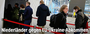 Niederländer bei einer Volksbefragung