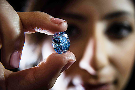 © APA/AFP/Leon Neal De Beers Millennium Jewel 4