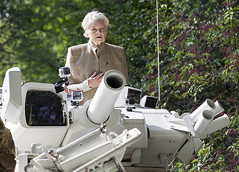 © picturedesk.com/Rex Features/David Hartley Viviene Westwood auf einem weißen Panzer