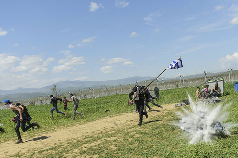 © APA/AFP/Bulent Kilic Tränengaseinsatz in Idomeni