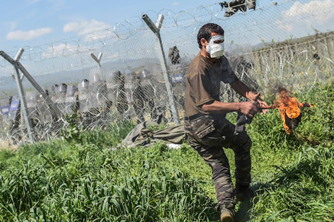© APA/AFP/Bulent Kilic Tränengaseinsatz in Idomeni