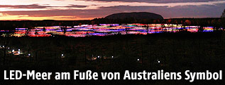 Das Projekt "Field of Light" des britischen Lichtdesigners Bruce Munro  vor dem Ayers Rock in Australien