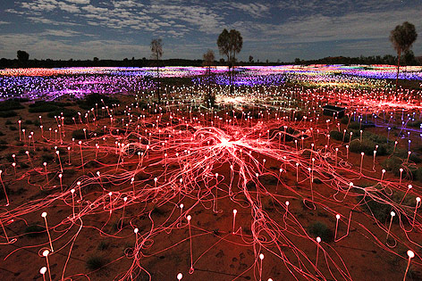 © www.dam.voyages.com.au Das Projekt "Field of Light" des britischen Lichtdesigners Bruce Munro vor dem Ayers Rock in Australien