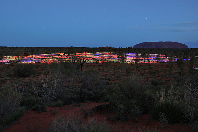 © www.dam.voyages.com.au Das Projekt "Field of Light" des britischen Lichtdesigners Bruce Munro vor dem Ayers Rock in Australien