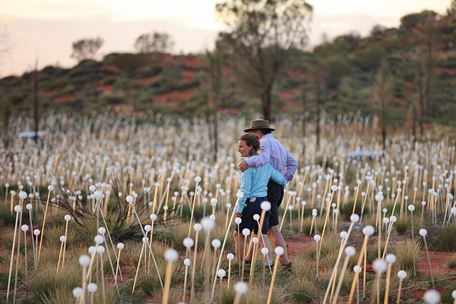 © www.dam.voyages.com.au Das Projekt "Field of Light" des britischen Lichtdesigners Bruce Munro vor dem Ayers Rock in Australien