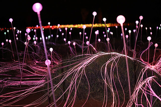 © www.dam.voyages.com.au Das Projekt "Field of Light" des britischen Lichtdesigners Bruce Munro vor dem Ayers Rock in Australien