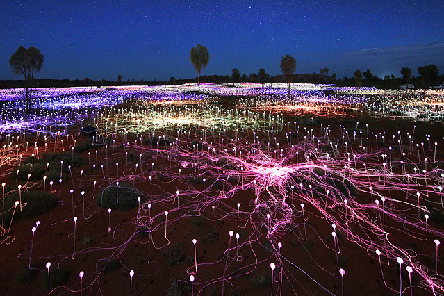 © www.dam.voyages.com.au Das Projekt "Field of Light" des britischen Lichtdesigners Bruce Munro vor dem Ayers Rock in Australien