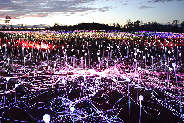 © www.dam.voyages.com.au Das Projekt "Field of Light" des britischen Lichtdesigners Bruce Munro vor dem Ayers Rock in Australien