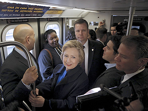 © Reuters/Brendan McDermid Hillary Clinton in der U-Bahn in New York