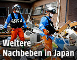 Helfer durchsuchen ein eingestürztes Haus