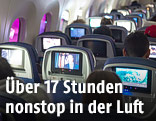 Passagiere sitzen in einer Flugzeugkabine