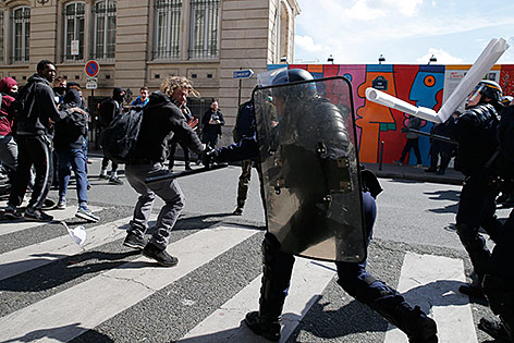 Demonstranten un Polizei geraten in Paris aneinander