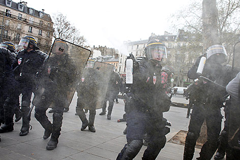 Polizisten im Einsatz gegen Demonstranten