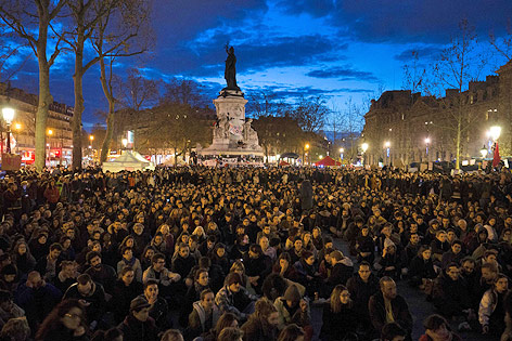 Nächtliche Protestversammlung am Place de la Republique in Paris