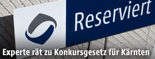 Hinweisschild am Parkplatz der Hypo-Bank