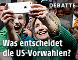 Präsidentschaftskandidatin Clinton macht eine Selfie mit einem ihrer Fans
