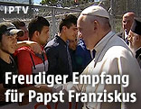 Papst trifft Flüchtlinge auf Lebos