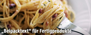 Spaghetti Carbonara auf einer Gabel