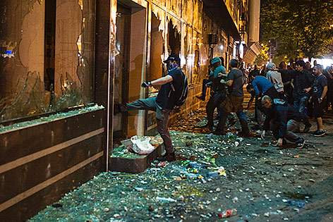 © APA/AFP/Robert Atanasovski Demonstranten schlagen Fensterscheiben ein