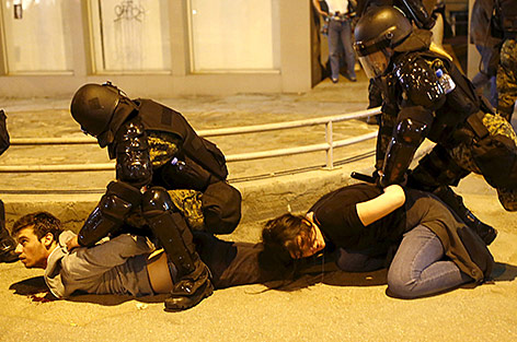 © Reuters Regierungskritiker werden von mazedonischen Polizisten am Boden festgehalten