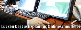 Mann vor einem Computer