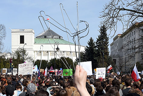 © APA/AFP/Janek Skarzynski Gegner des Abtreibungsgesetzes halten bei einer Demonstration Kleiderbügel in die Höhe