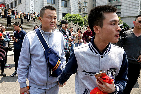 © AP/Gerry Shih Sun Wenlin und sein Partner Hu Mingliang nach der Urteilsverkündung